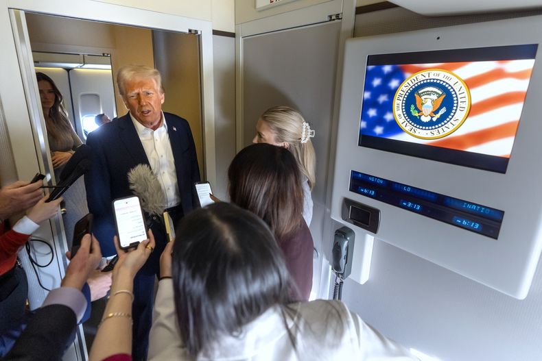 El presidente Donald Trump habla con reporteros a bordo del Air Force One mientras viaja de Las Vegas a Miami el 25 de enero del 2025. (AP foto/Mark Schiefelbein)