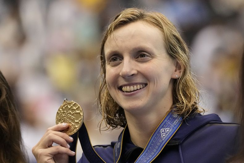 Katie Ledecky muestra su medalla de oro tras ganar los 1.500 metros libre en el Mundial de natación, el martes 25 de julio de 2023, en Fukuoka, Japón. (AP Foto/Lee Jin-man)
