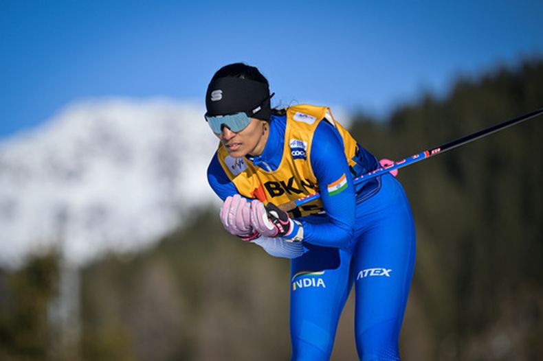 ARCHIVO - Bhavani Thekkada, esquiadora india, compite en las eliminatorias de sprint en la Copa Mundial de Esquí Nórdico a Campo Través en Davos, Suiza, el sábado 13 de diciembre de 2025 (Gian Ehrenzeller/Keystone via AP, File)
