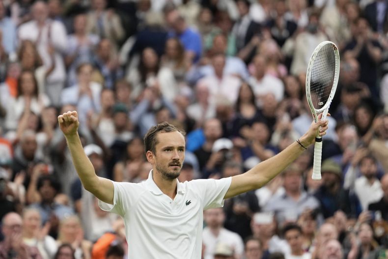 El ruso Daniil Medvedev celebra tras derrotar al italiano Jannik Sinner en su partido de cuartos de final de Wimbledon en Londres, el martes 9 de julio de 2024. (AP Foto/Alberto Pezzali)
