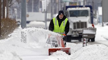 americateve | Un trabajador municipal despeja nieve en la Ruta 10 en North Ridgevill, Ohio, el martes 18 de febrero del 2014. Una tormenta de r&aacute;pido desplazamiento arroj&oacute; el martes varios cent&iacute;metros (pulgadas) de nieve en la costa oriental de Esta
