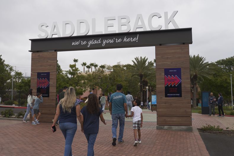 ARCHIVO - Feligreses llegan a la Iglesia Saddleback Church el domingo 16 de octubre de 2022, en Lake Forest, California. (AP Foto/Allison Dinner, archivo)