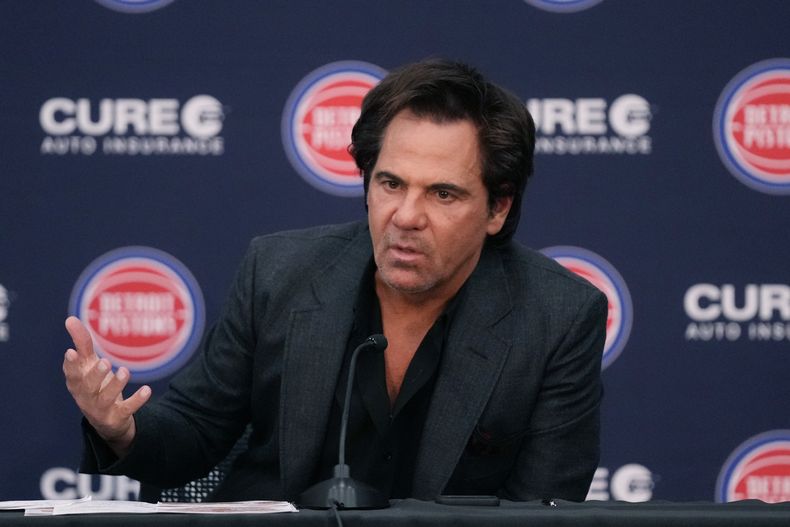 ARCHIVO - Tom Gores, dueño de los Pistons de Detroit, habla con la prensa el 13 de junio de 2023 (AP Foto/Carlos Osorio, archivo)