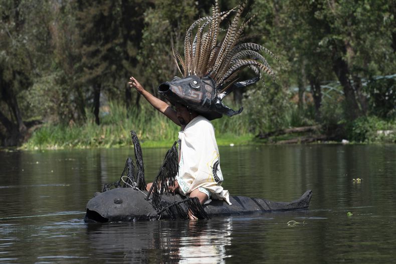 ARCHIVO - Manuel Rodríguez se sienta encima de una canoa con forma de ajolote durante su liberación simbólica en los canales de Xochimilco, una delegación de Ciudad de México, el 16 de febrero de 2022. (AP Foto/Marco Ugarte, Archivo)