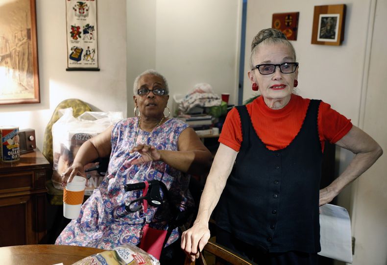 En fotograf&iacute;a del 17 de julio de 2014, Carolyn Allen (izquierda) una viuda de 69 a&ntilde;os que ha sufrido dos embolias, aparece junto a su compa&ntilde;era de casa Marcia Rosenfeld, quien posee el departamento en Brooklyn, Nueva York, donde viven