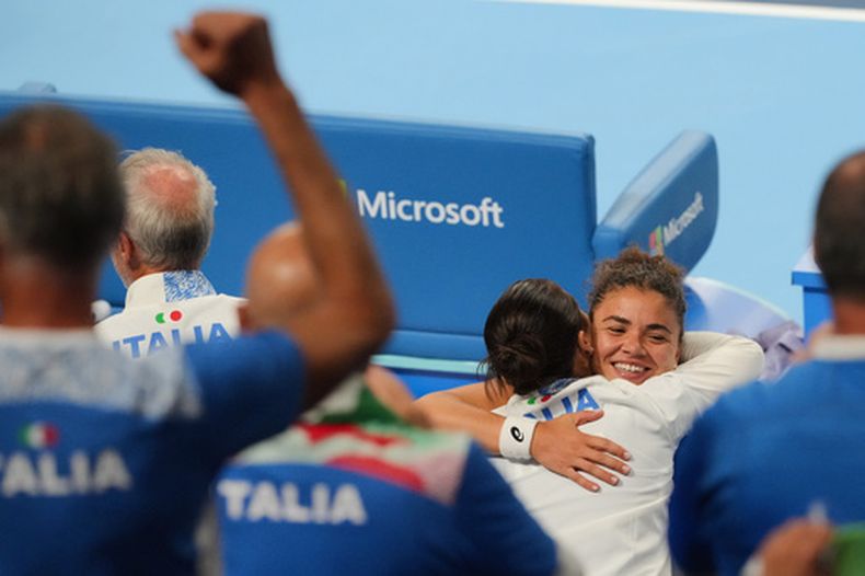 La italiana Jasmine Paolini se abraza con una compañera de equipo tras la victoria ante China en el partido de dobles por los cuartos de final de la Copa Billie Jean King, el viernes 25 de septiembre de 2026, en Shenzen, China. (AP Foto/Andy Wong)