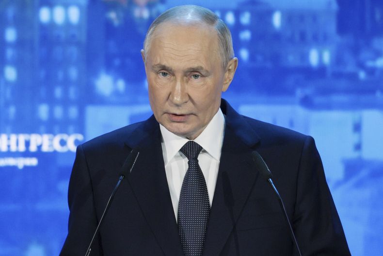 El presidente ruso Vladímir Putin habla en la sesión plenaria del Foro Ártico Internacional en Murmansk, Rusia, el jueves 27 de marzo de 2025. (Gavriil Grigorov, Sputnik, Kremlin Pool Foto vía AP)