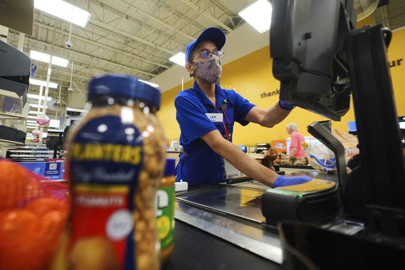 Un cajero en un supermercado en Dallas el 28 de agosto del 2025. (AP foto/LM Otero)