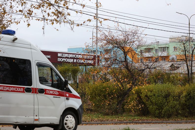 Una ambulancia pasa por delante de un centro médico para el tratamiento de enfermedades infecciosas, en Shelekhov, a las afueras de Irkutsk, Rusia, el 8 de octubre de 2026. (AP Foto)