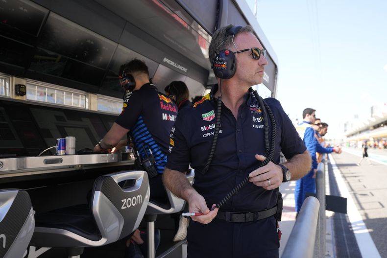El jefe de Red Bull Christian Horner durante la primera sesión de prácticas previo al Gran Premio de Bahrein de la Fórmula Uno, el jueves 29 de febrero de 2024. (AP Foto/Darko Bandic)