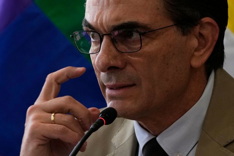 El presidente boliviano, Rodrigo Paz, ofrece una conferencia de prensa en el palacio presidencial en La Paz, Bolivia, el martes 25 de noviembre de 2025. (AP Foto/Juan Karita)