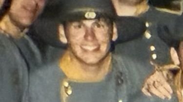 Este detalle de una fotografía obtenida por The Associated Press muestra a Jefferson Griffin entre docenas de otros miembros de la fraternidad Kappa Alpha vistiendo uniformes militares confederados a principios de la década de 2000, cuando Griffin, un juez que en 2025 busca ocupar un lugar en la Corte Suprema de Carolina del Norte, era estudiante en la Universidad de Carolina del Norte. (AP Foto)