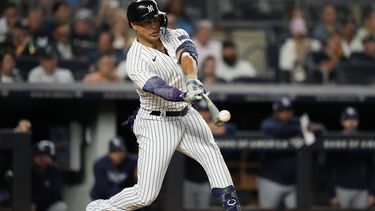 Giancarlo Stanton batea un sencillo productor de una carrera en la séptima entrada en el juego de béisbol en contra de los Rays de Tampa Bay, el miércoles 2 de agosto de 2023, en Nueva York. (AP Foto/Frank Franklin II)
