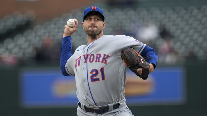 Max Scherzer de los Mets de Nueva York lanza contra los Tigres de Detroit, el miércoles 3 de mayo de 2023. (AP Foto/Paul Sancya)