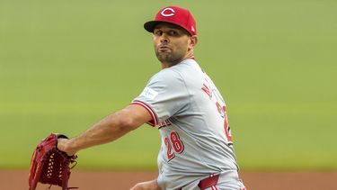 El pitcher de los Rojos de Cincinnati Nick Martinez lanza en la primera entrada ante los Bravos de Atlanta el lunes 9 de septiembre del 2024. (AP Foto/Jason Allen)