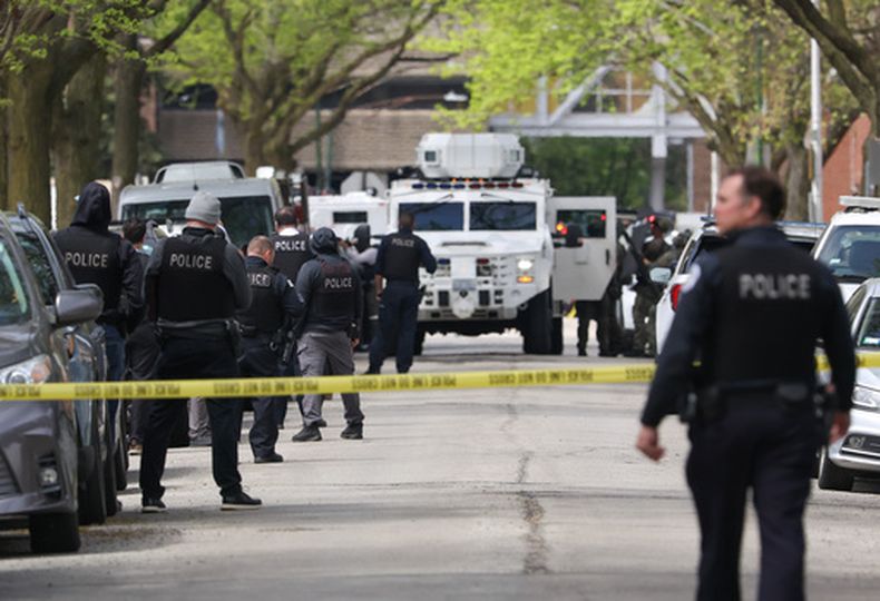 La presencia policial cerca del Endeavor Health Swedish Hospital de Chicago, el 25 de abril del 2026. (John J. Kim/Chicago Tribune via AP)