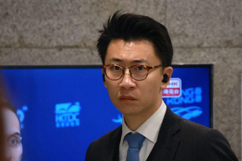 ARCHIVO - El director legal de Dow Jones Publishing Co (Asia), Benson Tsoi, llega a la Corte de Magistrados Oriental para la instrucción de una demanda presentada por la experiodista del Wall Street Journal Selina Cheng contra la compañía editorial del medio, Dow Jones Publishing Co (Asia), en Hong Kong, el 18 de diciembre de 2025. (AP Foto/May James, Archivo)