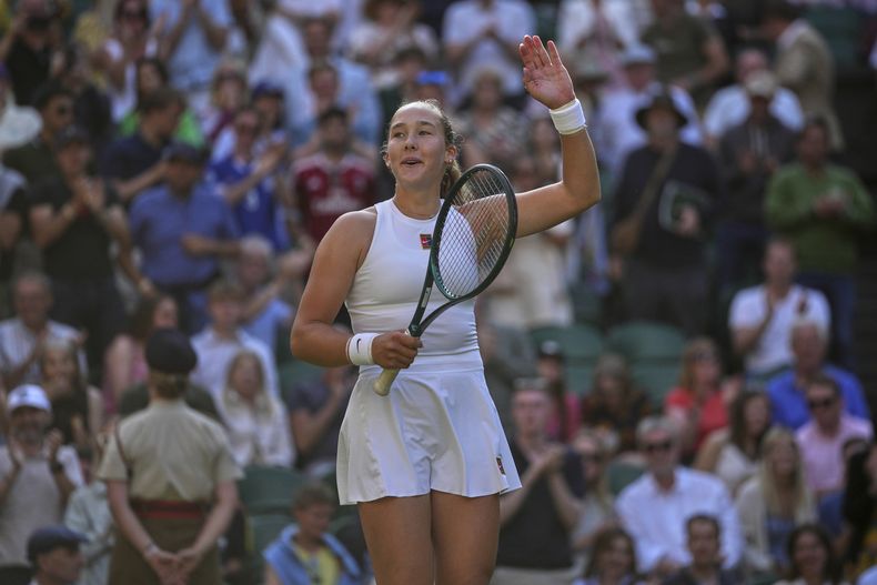 La rusa Mirra Andreeva celebra al vencer a la estadounidense Emma Navarro en la cuarta ronda de Wimbledon el lunes 7 de julio del 2025. (AP Foto/Kin Cheung)