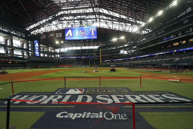Señalización próxima al cuadro interior del Globe Life Field de cara a la Serie Mundial entre los Rangers de Texas y los Diamondbacks de Arizona, el miércoles 25 de octubre de 2023, en Arlington, Texas. (AP Foto/Julio Cortez)