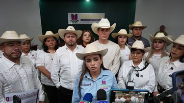 La alcaldesa de Uruapan, Grecia Quiroz, habla con la prensa tras una reunión del concejo de la ciudad, en Uruapan, Michoacán, México, el martes 27 de octubre de 2026, antes del primer aniversario del asesinato de su pareja, Carlos Manzo, que era alcalde de Uruapan cuando fue abatido. (AP Foto/Eduardo Verdugo)