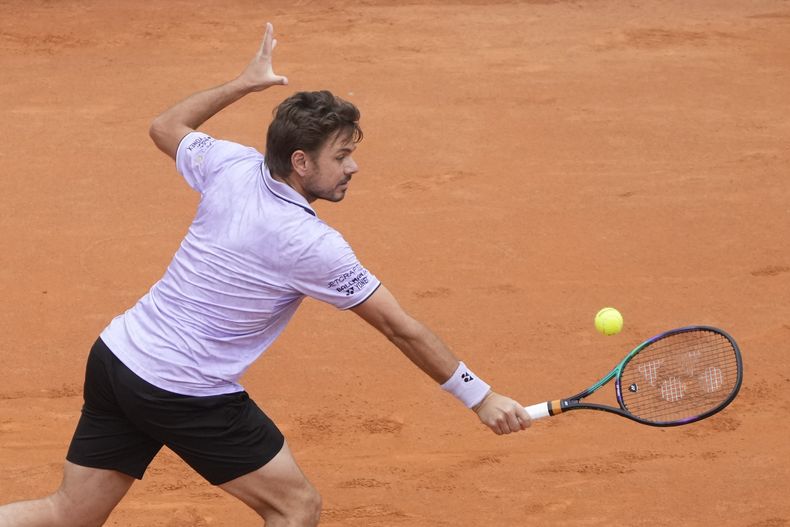 Stan Wawrinka devuelve ante Ilya Ivashka en el Abierto de Italia, el miércoles 10 de mayo de 2023, en Roma. (AP Foto/Gregorio Borgia)