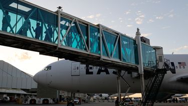 Migrantes venezolanos deportados desembarcan de un vuelo estadounidense en el Aeropuerto Internacional Simón Bolívar de Maiquetía, Venezuela, el miércoles 3 de diciembre de 2025. (Foto AP/Cristian Hernández)