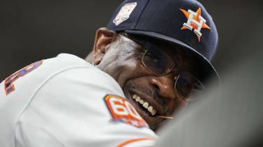 Baker, manager de Astros, da positivo de COVID-19