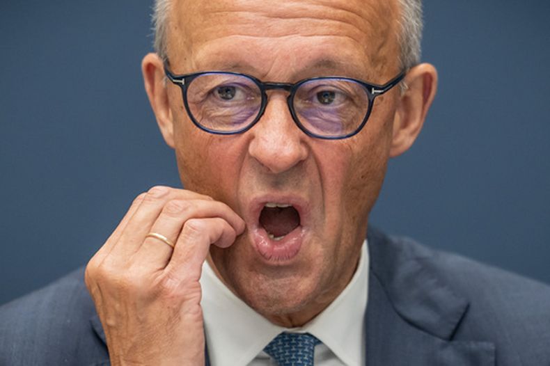 El canciller Friedrich Merz participa en una reunión de la Junta Directiva Federal del partido Unión Demócrata Cristiana de Alemania, en la Casa Konrad Adenauer, en Berlín, el lunes 7 de septiembre de 2026, un día después del sorprendente éxito electoral del partido de ultraderecha Alternativa para Alemania, o AfD. (Michael Kappeler/dpa vía AP)
