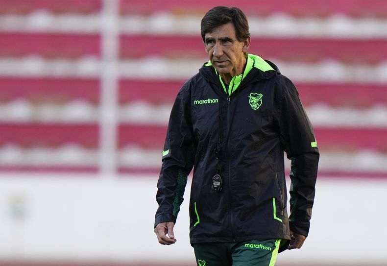 El argentino Gustavo Costas, entrenador de la selección de Bolivia, dirige un entrenamiento en La Paz el sábado 9 de septiembre de 2023 (AP Foto/Juan Karita)
