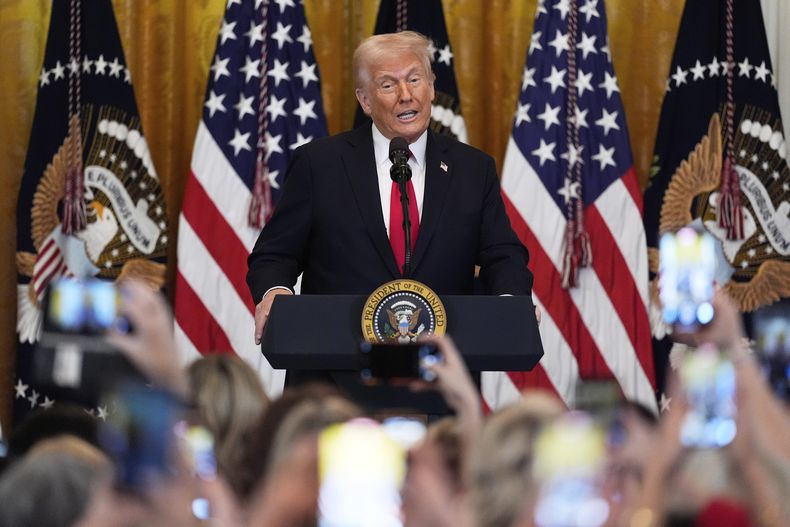 ARCHIVO - El presidente Donald Trump habla en un acto de recepción para celebrar el mes de la historia de la mujer en la Sala Este de la Casa Blanca, el miércoles 26 de marzo de 2025, en Washington. (AP foto/Mark Schiefelbein, archivo)