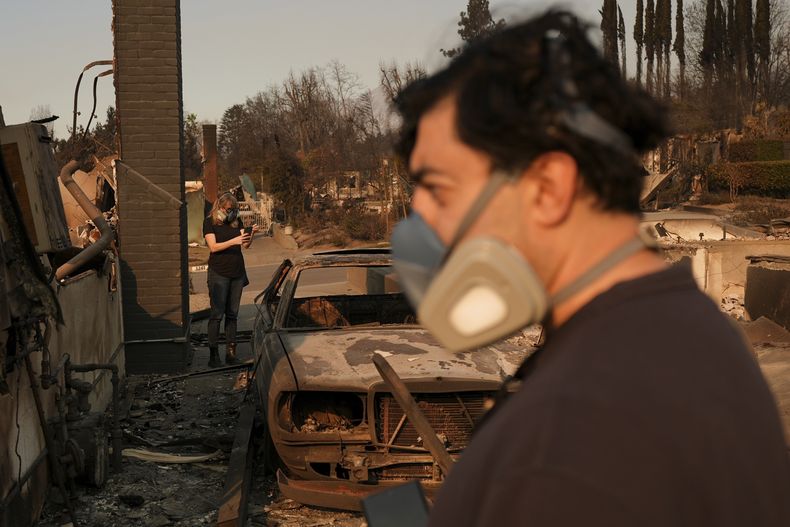 Sohrab Nafici (derecha) y Christine Meinders regresan a su vecindario arrasado por el incendio de Eaton, el 10 de enero de 2025, en Altadena, California. (AP Foto/Jae C. Hong)