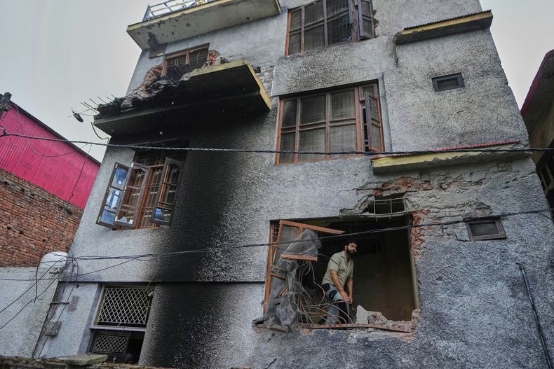 Un residente inspecciona su casa dañada por artillería lanzada por Pakistán en Poonch, en la Cachemira controlada por India, el jueves 8 de mayo de 2025. (AP Foto/Channi Anand)
