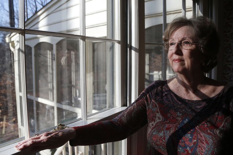 La jubilada Penny Trusty, de 74 a&ntilde;os, posa en su casa en Rockville, Maryland, el jueves 26 de diciembre de 2013. La ex dise&ntilde;adora de programas inform&aacute;ticos y abuela expres&oacute; preocupaci&oacute;n respecto del futuro que depara a s