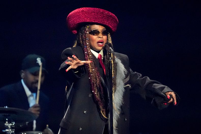ARCHIVO - La cantante Lauryn Hill actúa durante el sorteo de la Copa Mundial de Fútbol de 2026 en el Kennedy Center de Washington, el 5 de diciembre de 2025. (Foto AP/Chris Carlson, archivo)