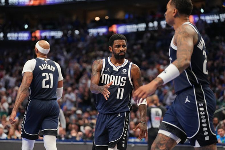 Daniel Gafford, Kyrie Irving y P.J. Washington, de los Mavericks de Dallas, festejan durante el partido ante los Rockets de Houston, el viernes 30 de octubre de 2026 (AP Foto/Tony Gutiérrez)