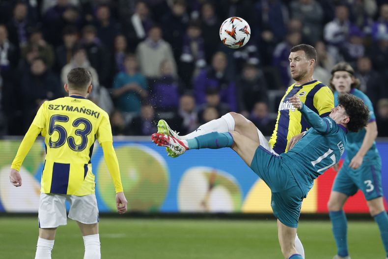 Theo Leoni, del Anderlecht, y Edim Dzeko, del Fenerbahce, disputan un balón en el partido de vuelta de la repesca de la Liga Europa, el jueves 20 de febrero de 2025 (AP Foto/Omar Havana)