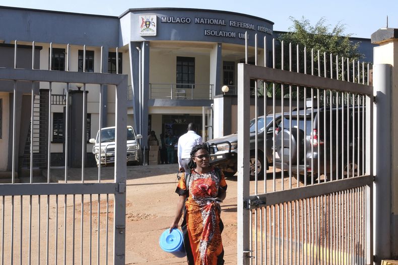 Rita Ninsiina, que se recuperó tras contraer ébola, sale del centro de aislamiento del Hospital de Referencia de Mulago en Kampala, Uganda, martes 18 de febrero de 2025. (AP Foto/Hajarah Nalwadda)