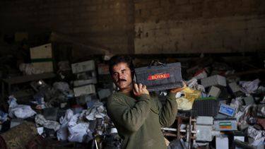 Las baterías viejas en Gaza amenazan la salud y el entorno