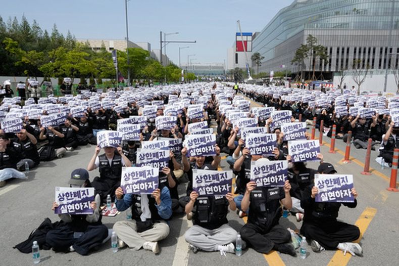 Miembros del sindicato de Samsung Electronics muestran carteles durante una protesta para reclamar bonus más altos en el complejo de chips informáticos en Pyeongtaek, Corea del Sur, el 23 de abril de 2026. Los carteles dicen Retiren la limitación a los bonus. (AP Foto/Ahn Young-joon)