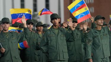Soldados prestan juramento ante el presidente Nicolás Maduro durante un acto cívico-militar en la academia militar de Caracas, Venezuela, el martes 25 de noviembre de 2025. (Foto AP/Ariana Cubillos)
