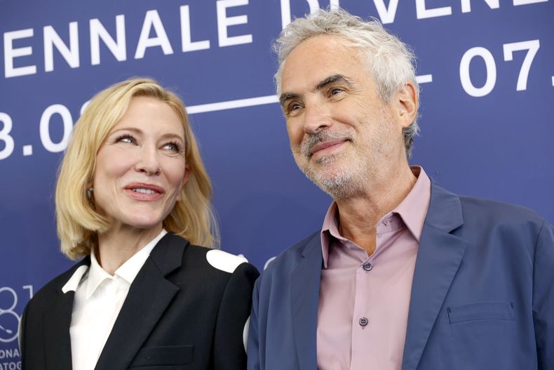 Cate Blanchett, izquierda, y el director de la serie Alfonso Cuarón posan para los fotógrafos en la sesión fotográfica de la serie de televisión Disclaimer durante la 81ª edición del Festival de Cine de Venecia en Venecia, Italia, el jueves 29 de agosto de 2024. (Foto Joel C Ryan/Invision/AP)