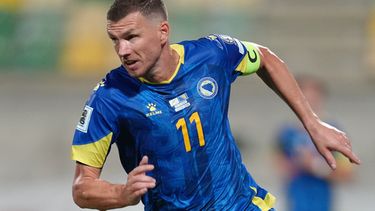 ARCHIVO - El delantero bosnio Edin Dzeko durante el partido contra Chipre por las eliminatorias del Mundial 2026, el 9 de octubre de 2025, en Larnaca, Chipre. (AP Foto/Petros Karadjias)