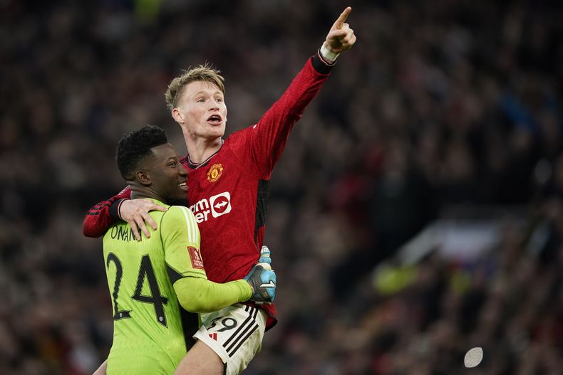 Scott McTominay celebra con el portero del Manchester United Andre Onan la victoria del equipo en los cuartos de final de la Copa FA ante el Liverpool el domingo 17 de marzo del 2024.(AP Foto/Dave Thompson)