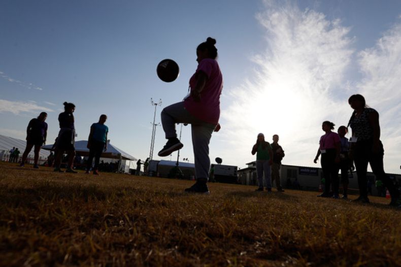 ARCHIVO - Inmigrantes juegan al fútbol en un nuevo centro de detención del gobierno estadounidense para niños migrantes, el 9 de julio de 2019, en Carrizo Springs, Texas. (AP Foto/Eric Gay, archivo)