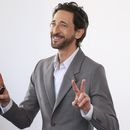 Adrien Brody posa en la sesión fotográfica de la película The Brutalist durante la 81ª edición del Festival de Cine de Venecia en Venecia, Italia, el domingo 1 de septiembre de 2024. (Foto Vianney Le Caer/Invision/AP)