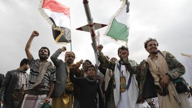 Simpatizantes de los hutíes participan en un mitin contra los bombardeos estadounidenses sobre Yemen y la ofensiva israelí contra los palestinos en la Franja de Gaza, el viernes 8 de marzo de 2024, en Saná, Yemen. (AP Foto/Osamah Abdulrahman)