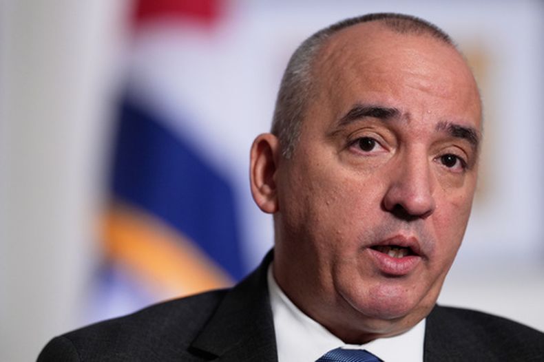 ARCHIVO - Ernesto Soberón Guzmán, embajador de Cuba ante Naciones Unidas, habla con reporteros en Nueva York, el 23 de abril de 2026. (AP Foto/Seth Wenig, archivo)