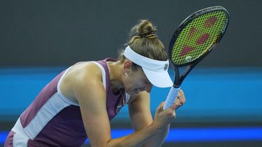 La tenista belga Elise Mertens celebra tras derrotar a la polaca Iga Świątek en los cuartos de final del partido de individuales femeninos del torneo de tenis Abierto de China en Pekín, el viernes 9 de octubre de 2026. (Foto AP/Achmad Ibrahim)