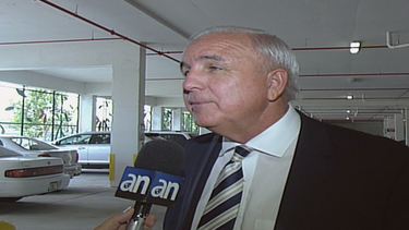 carlos gimenez se defiende de los ataques de su contendiente alfred santamaria