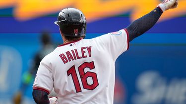 Patrick Bailey (16), de los Guardianes de Cleveland, celebra mientras corre las bases después de batear un jonrón en la tercera entrada del juego de béisbol de Grandes Ligas contra los Diamondbacks de Arizona, el domingo 2 de agosto de 2026, en Cleveland. (AP Foto/Sue Ogrocki)